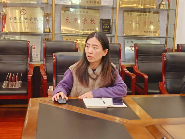 英语组教研组组长贺晶晶老师进行发言 英语组教研组组长贺晶晶老师进行发言